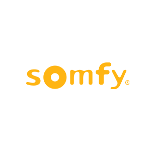 Il logo di Somfy è giallo e arancione su sfondo bianco.