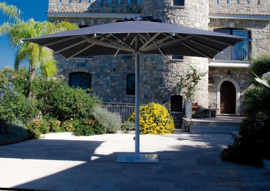 Un grande ombrello è appoggiato davanti a un edificio in pietra