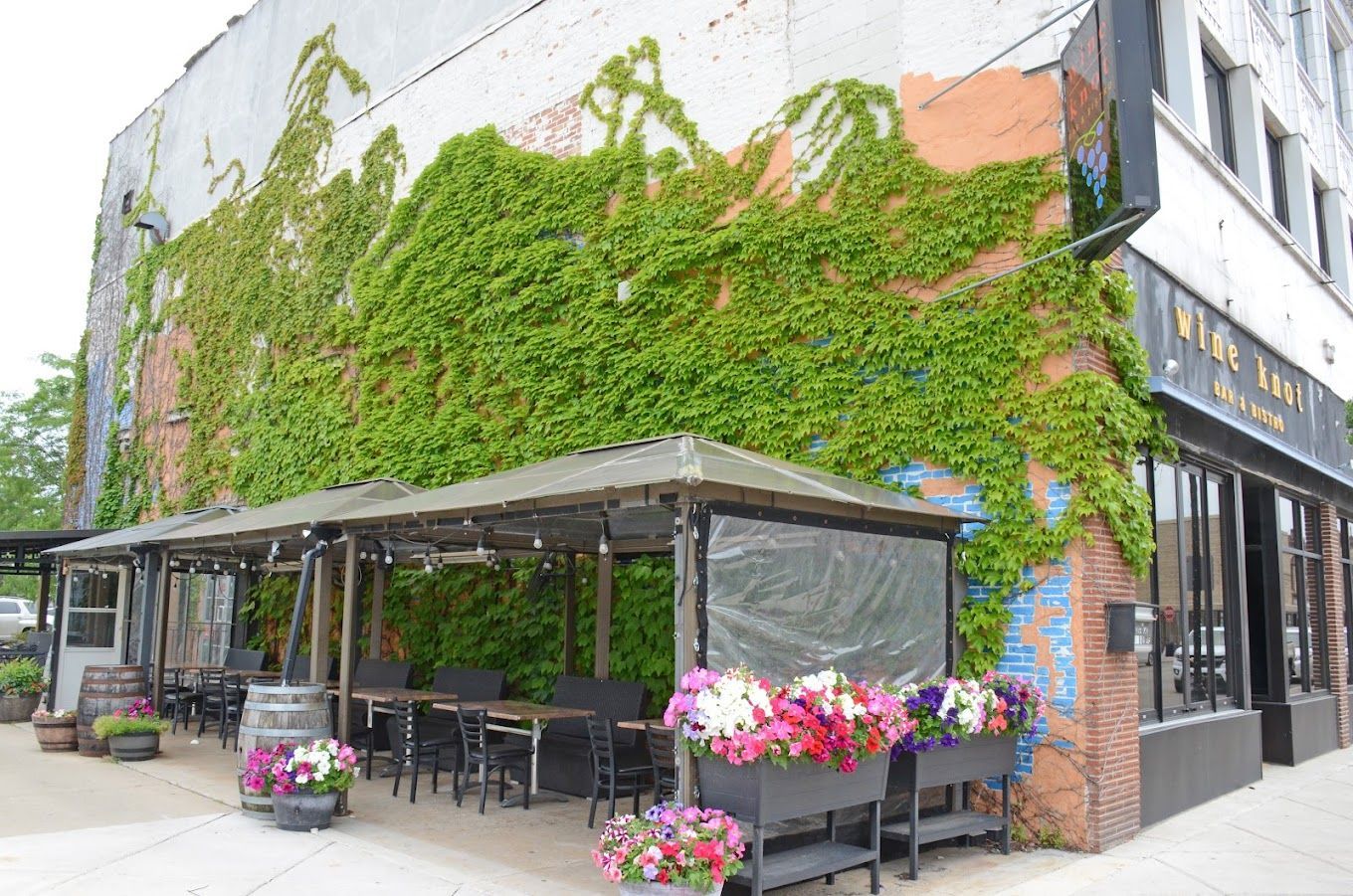 Wine Knot exterior