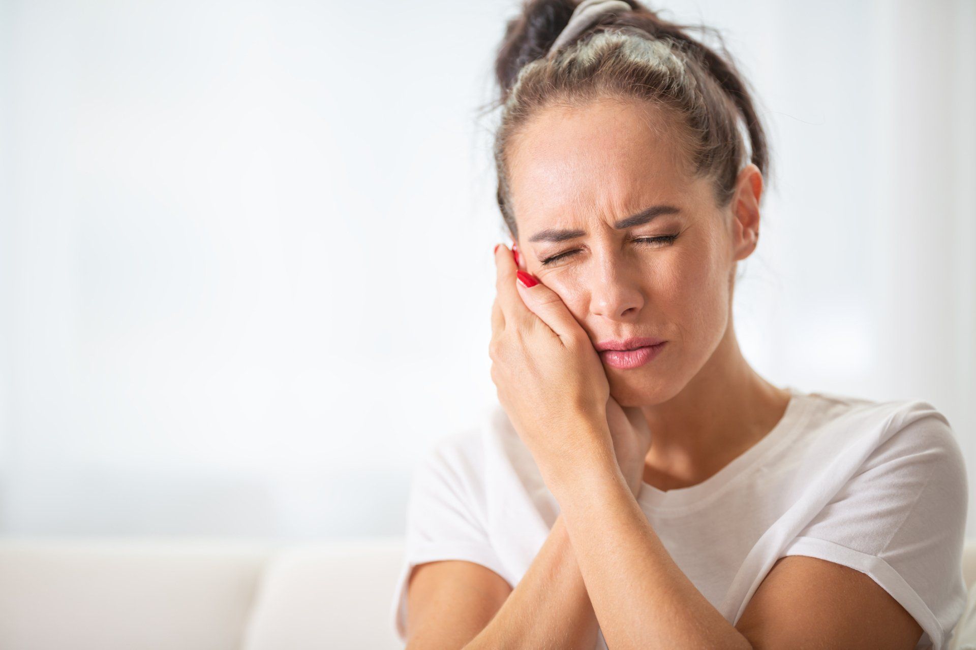 Woman with Aching Teeth — Owatonna, MN — Owatonna Dental Care Woman with Aching Teeth — Owatonna, MN — Owatonna Dental Care