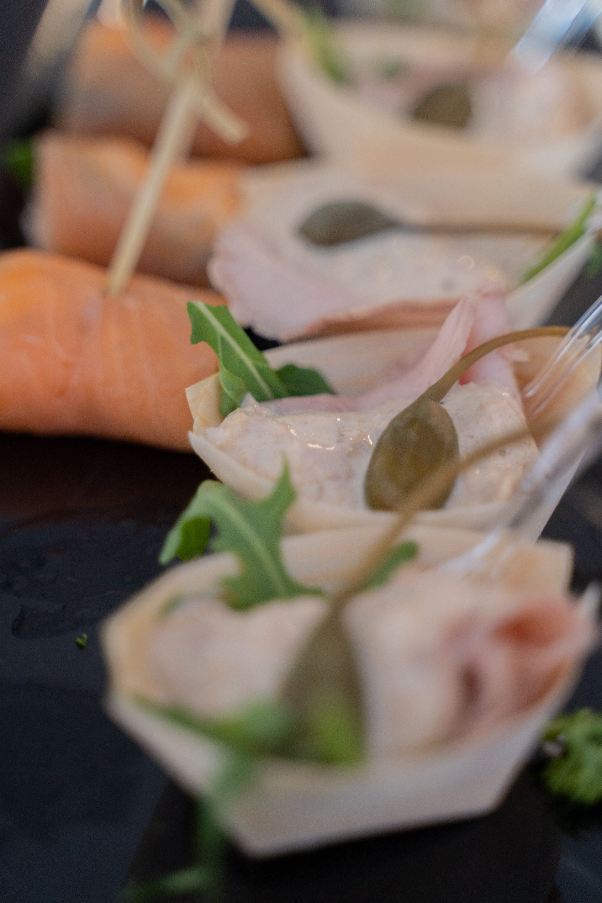 Een close-up van een bord met eten en wortels op de achtergrond.