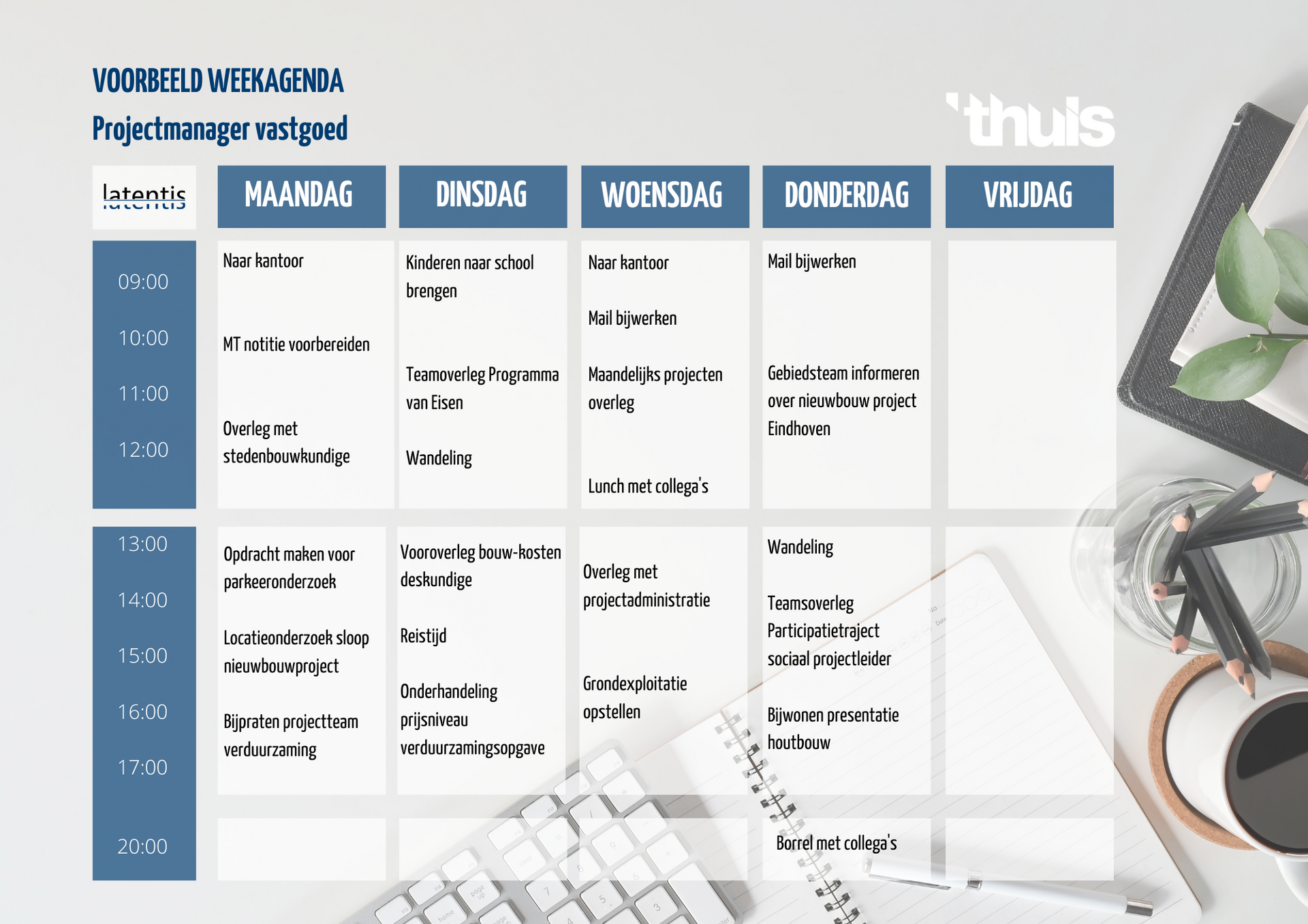 Een kalender met een toetsenbord en een tablet op een bureau.