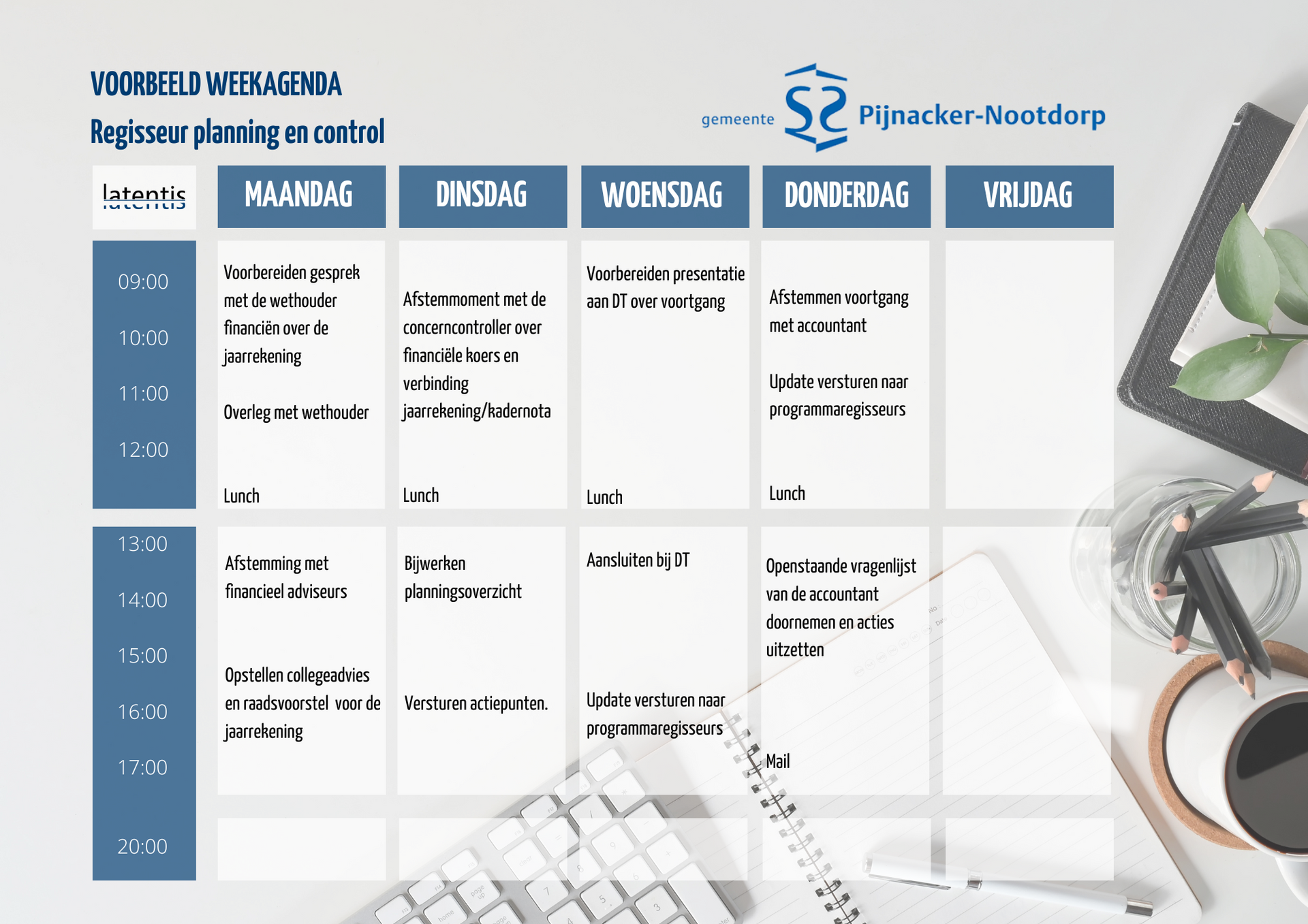 Er staat een kalender op een bureau, naast een toetsenbord en een tablet.
