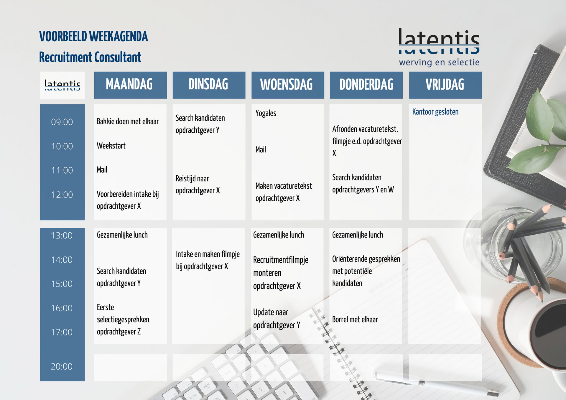 Een kalender met een toetsenbord en een tablet op een bureau.