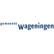 Het logo van wageningen is een blauw-wit logo op een witte achtergrond.