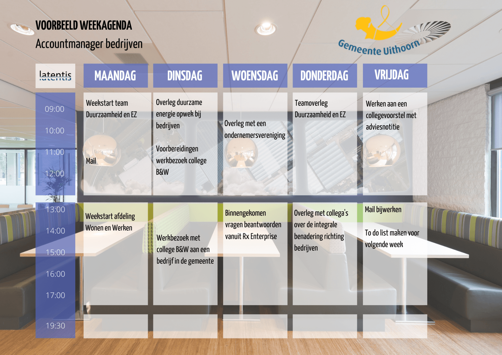 In een kamer met een bank hangt een weekagenda.