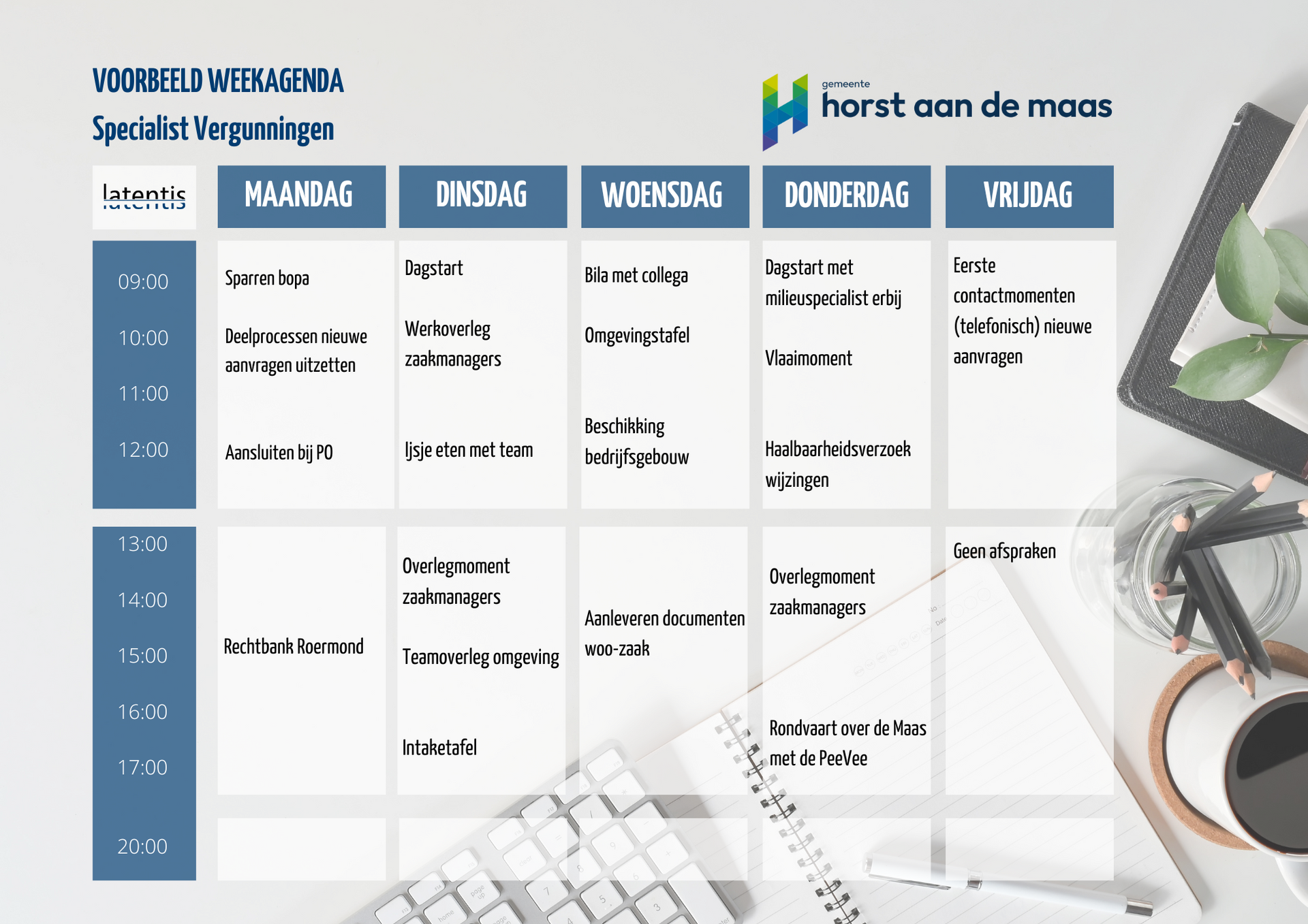 Er staat een kalender op een bureau, naast een toetsenbord en een tablet.