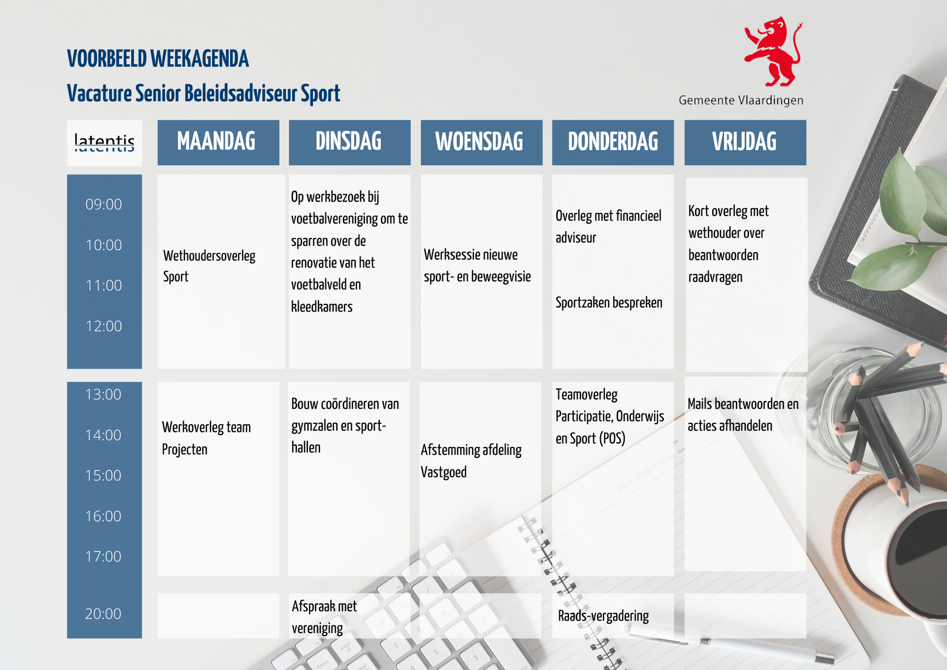 Een kalender staat op een bureau naast een toetsenbord en een tablet.