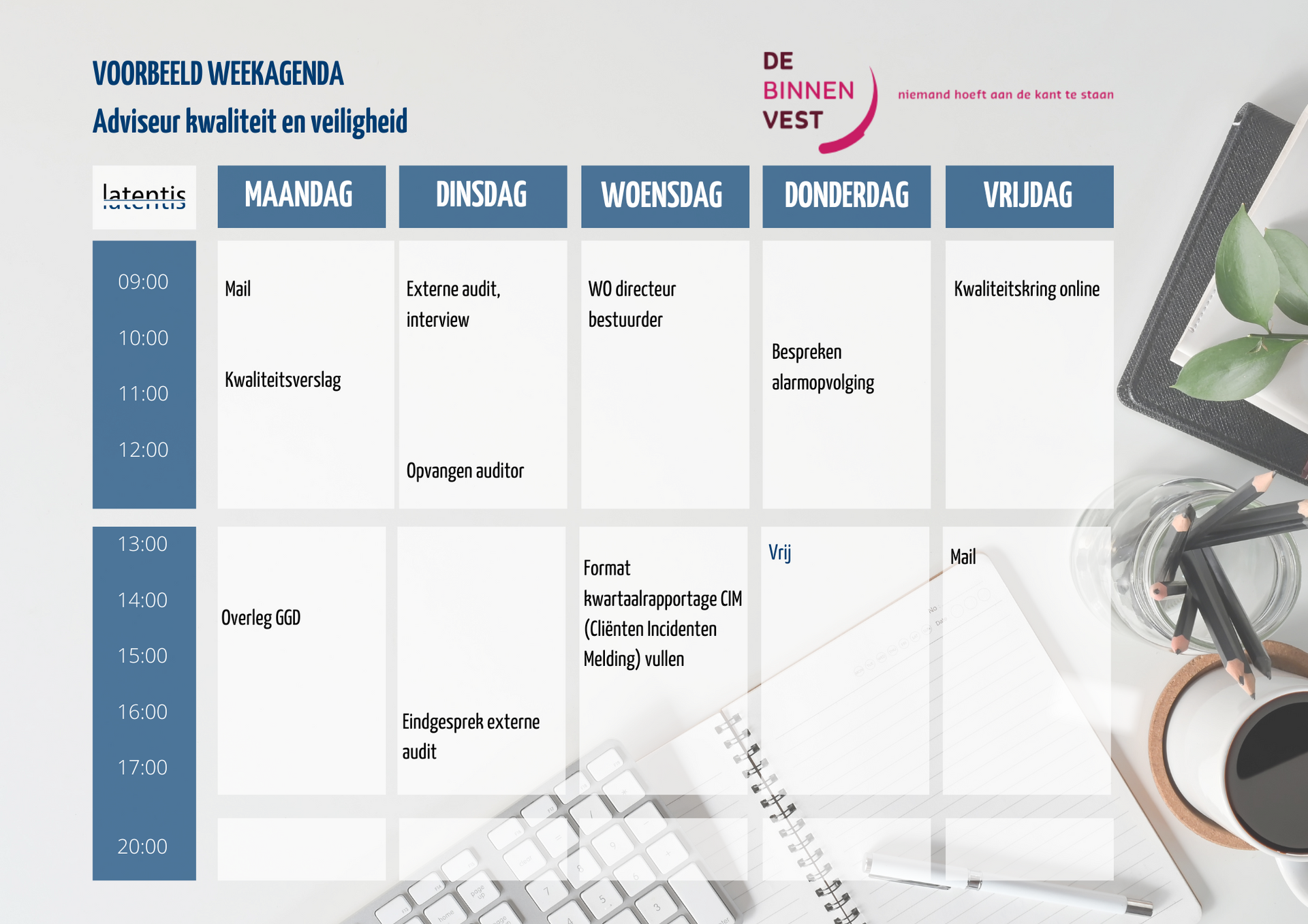 Er staat een kalender op een bureau, naast een toetsenbord en een tablet.