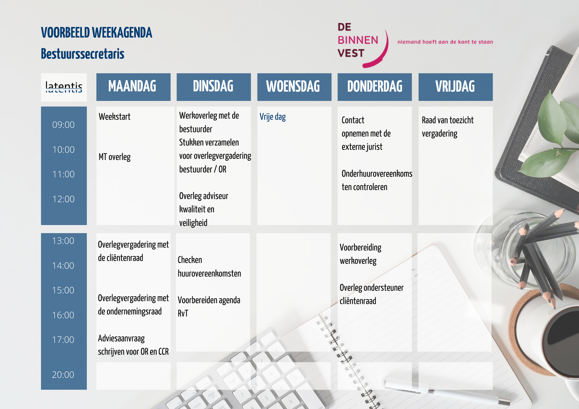 Een kalender met een toetsenbord en een tablet op een bureau.