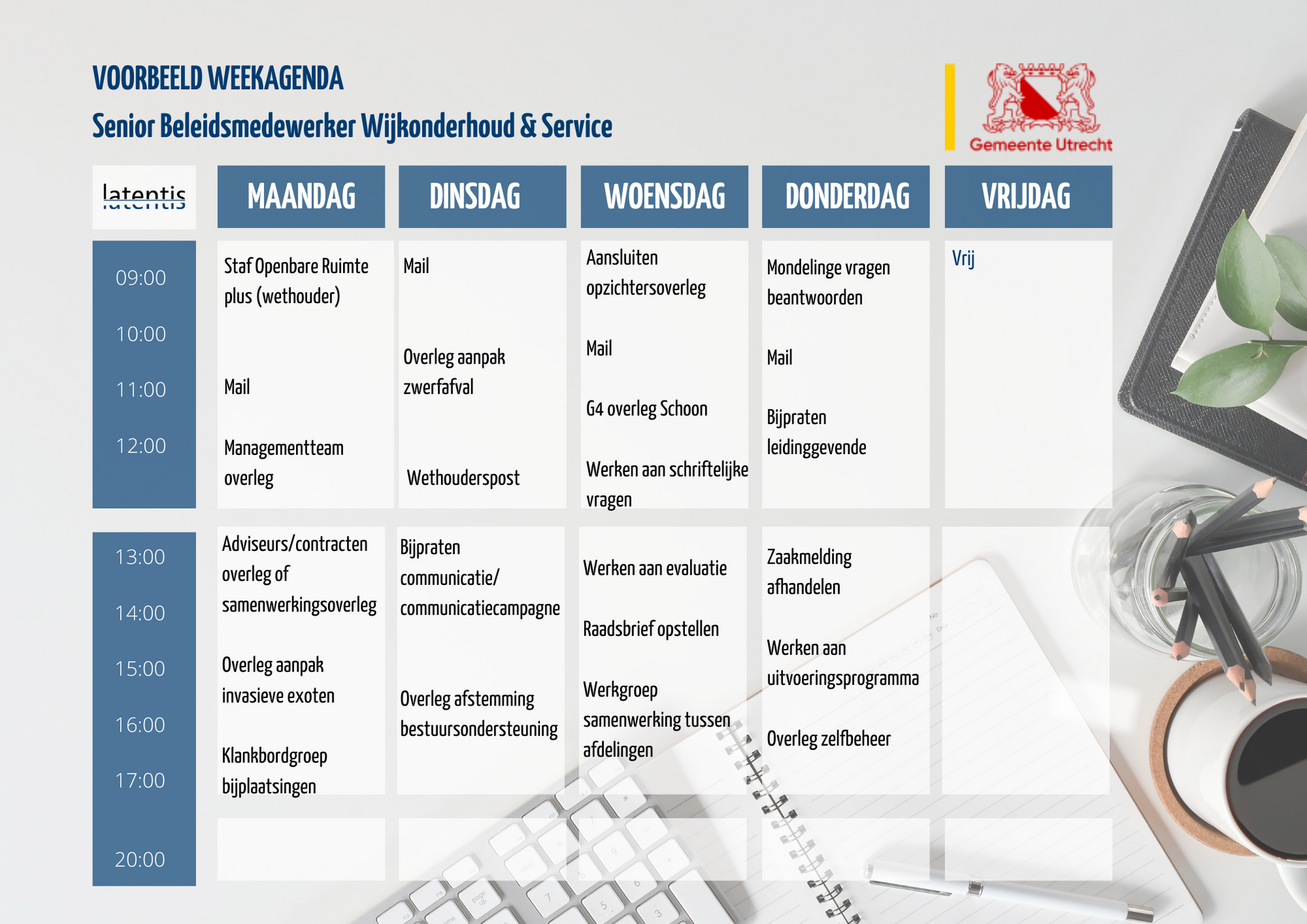 Een kalender met een toetsenbord en een tablet op een bureau.