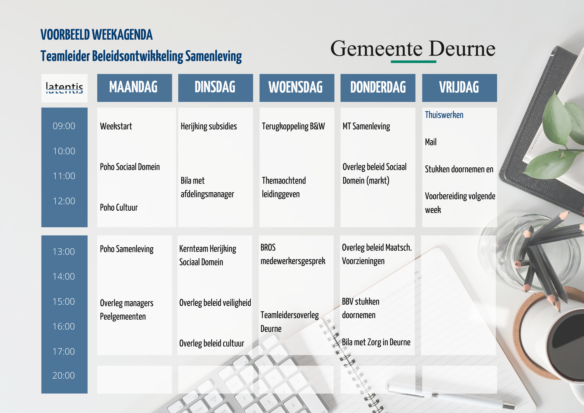 Een kalender met een laptop en een toetsenbord op een bureau.
