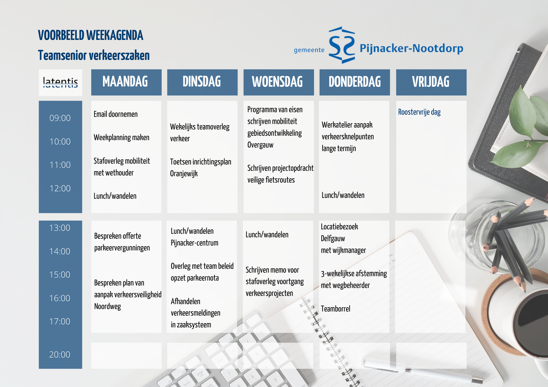 Een kalender met een toetsenbord en een tablet op een bureau.