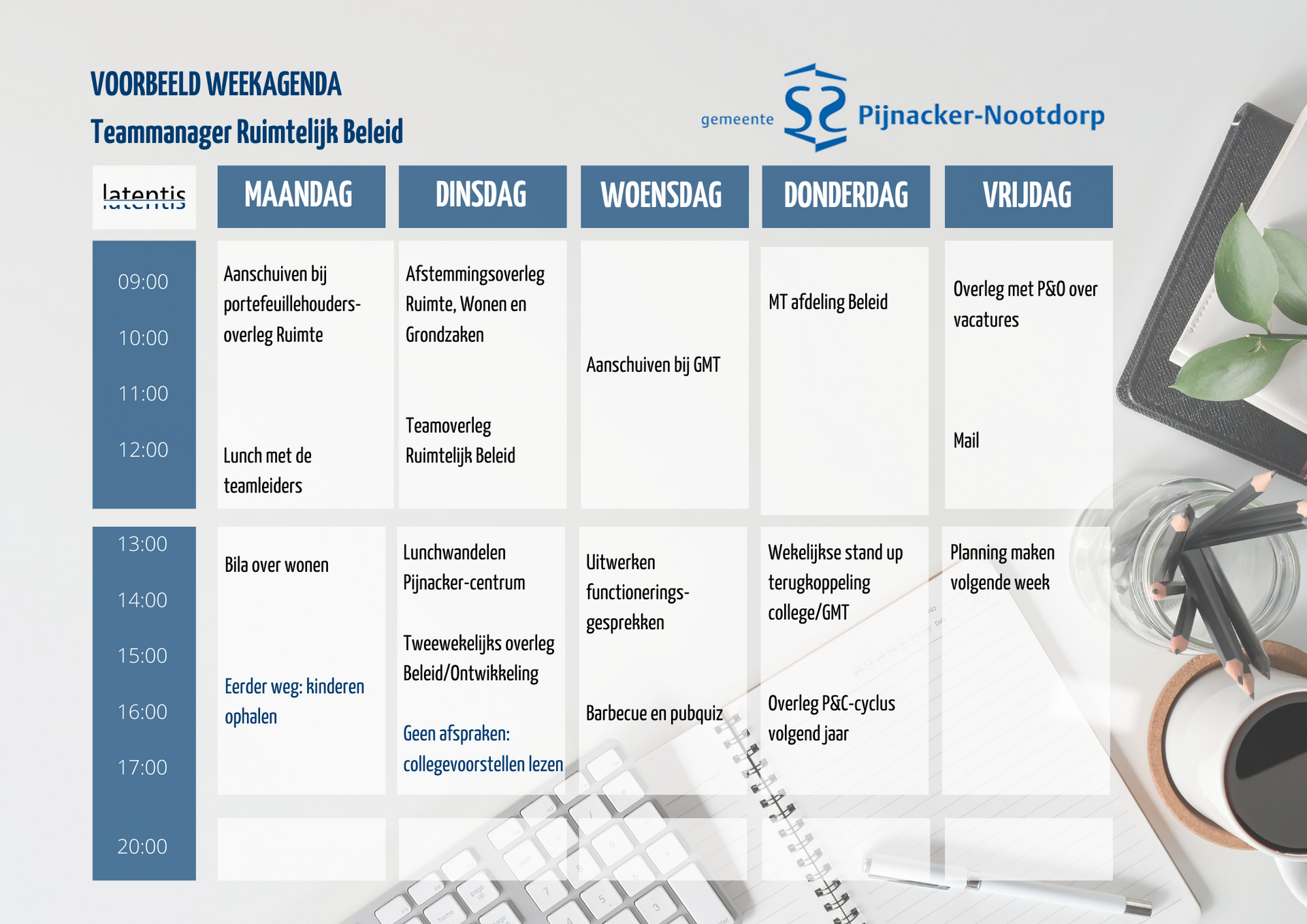 Een kalender met een toetsenbord en een tablet op een bureau.