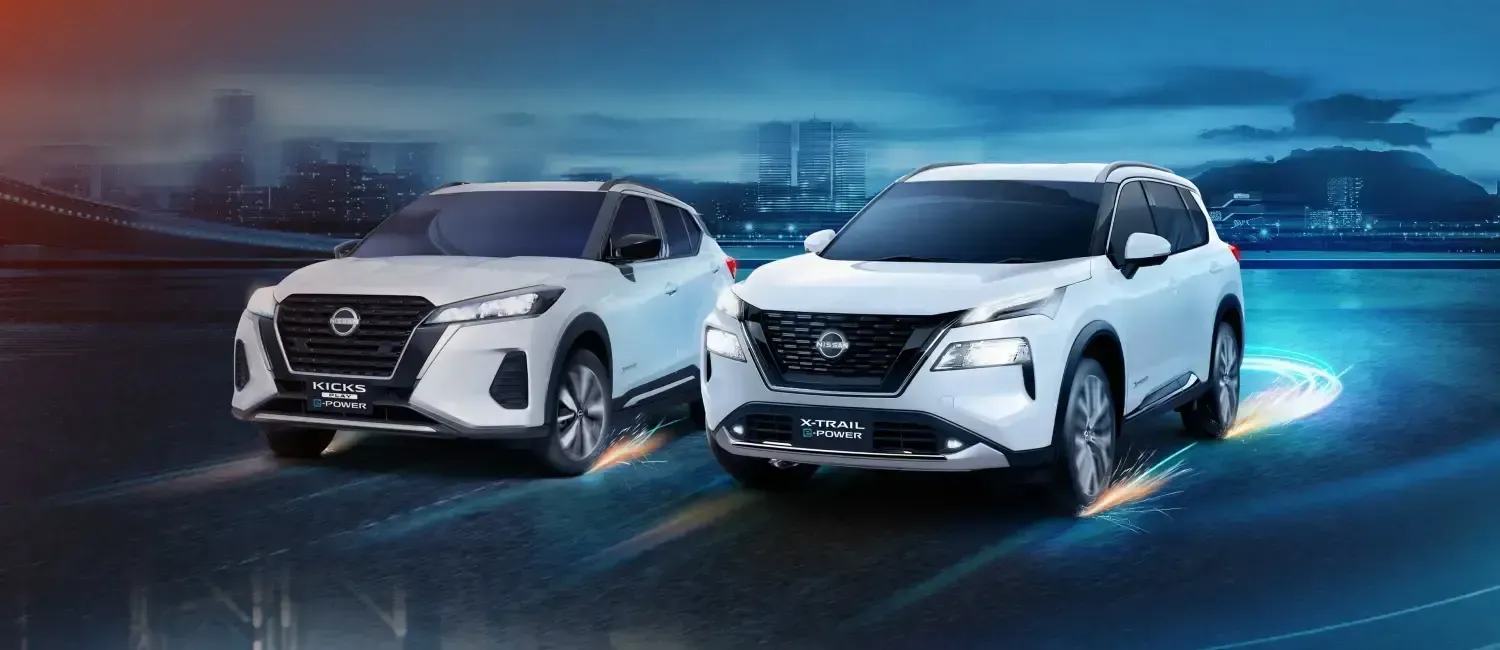 Dos SUV Nissan blancos sobre un fondo de carretera azul futurista.