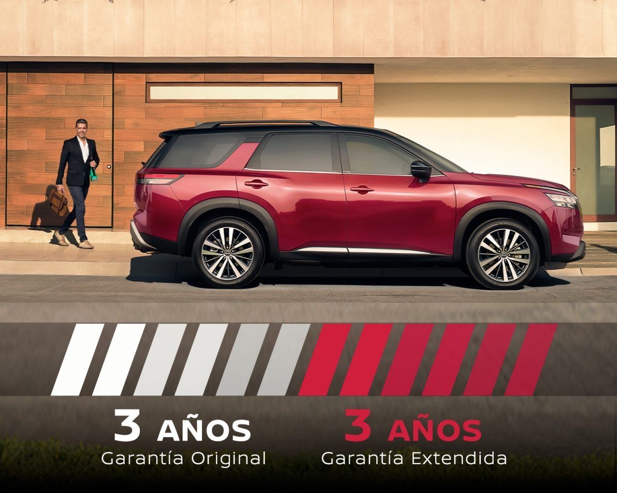 Red SUV parked by a modern building, with “3 años garantía original” and “3 años garantía extendida” text below.