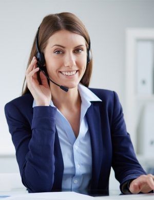 Representante de servicio al cliente sonriente con auriculares en un escritorio