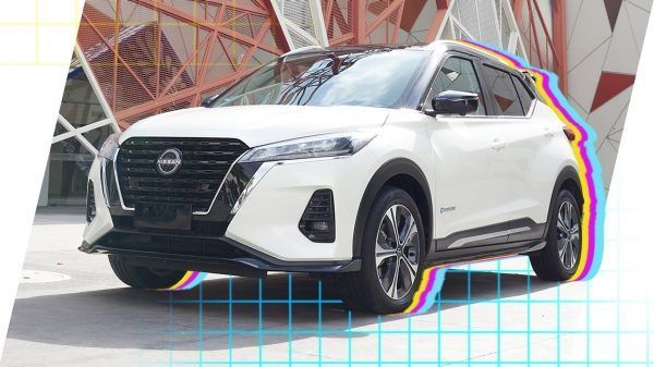 SUV Nissan blanco estacionado en un moderno piso de exhibición geométrico, vista frontal de tres cuartos.