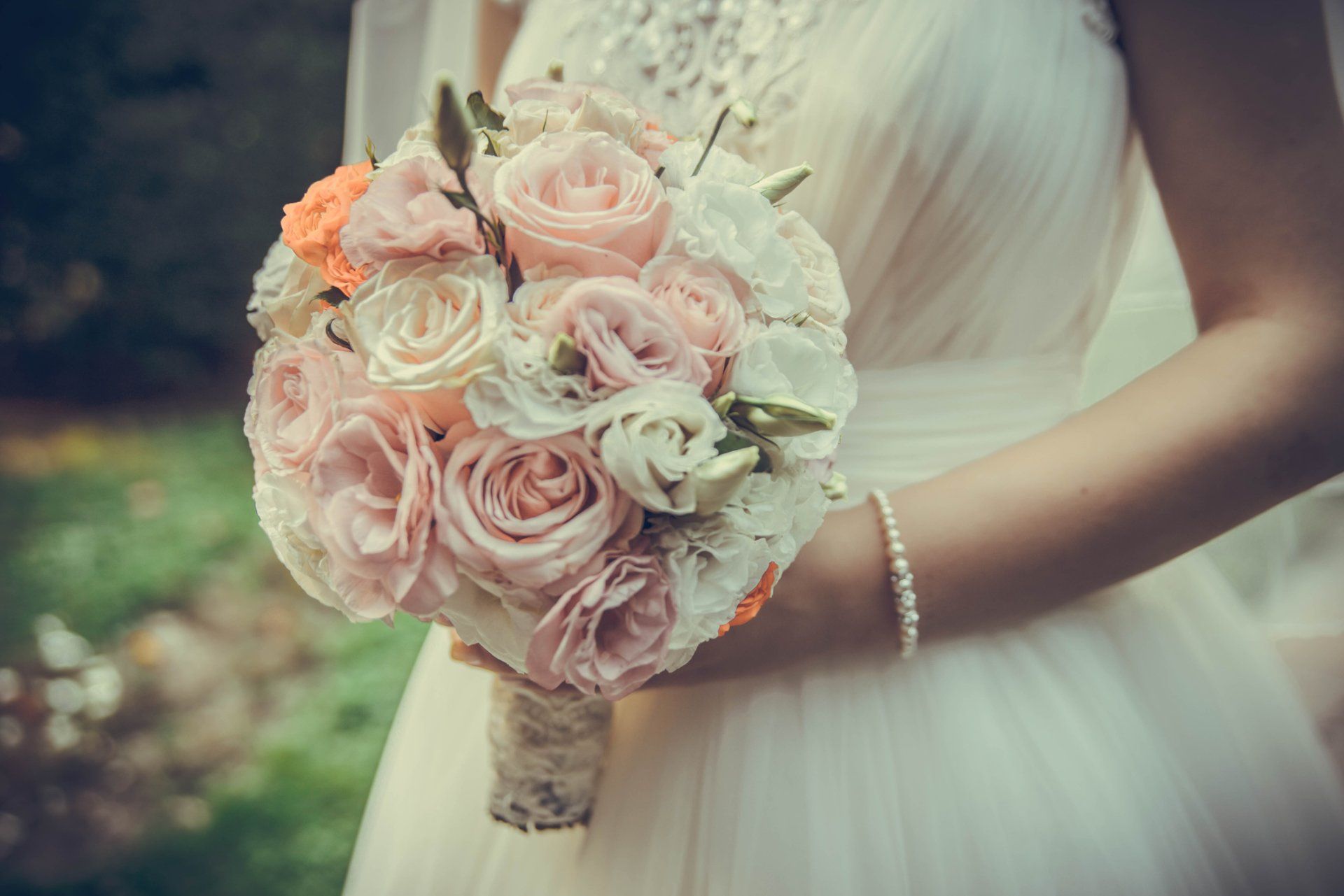 Online Flowers — Pink and White Roses in Dallas, Texas