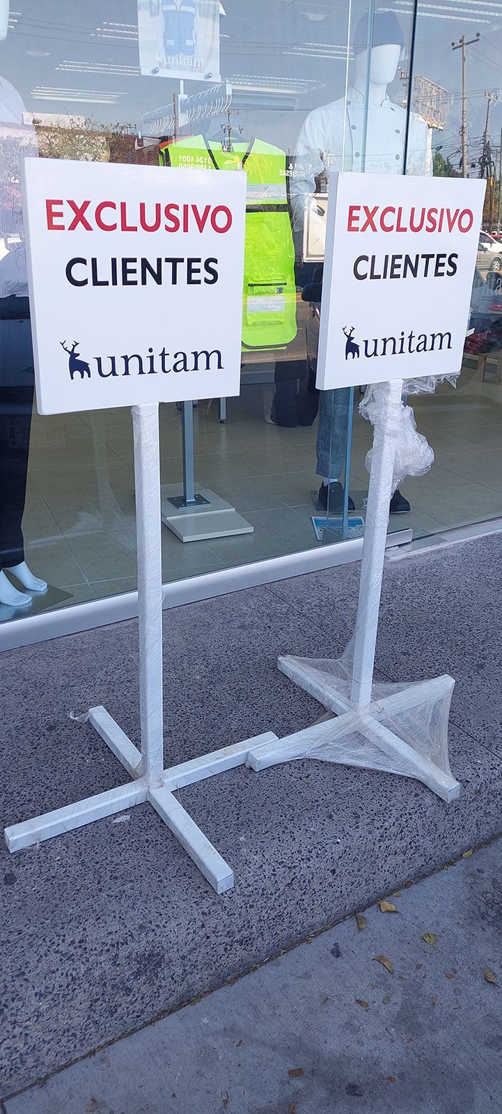 Dos carteles que dicen 