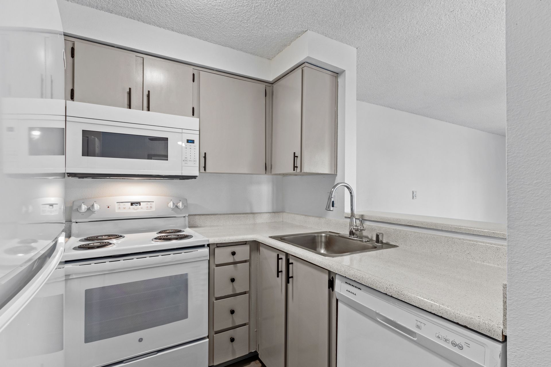 Spacious Kitchen with all appliances