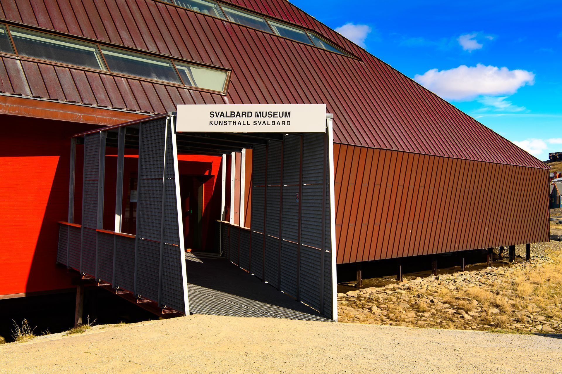 A large red building with a sign that says ' universidad ' on it