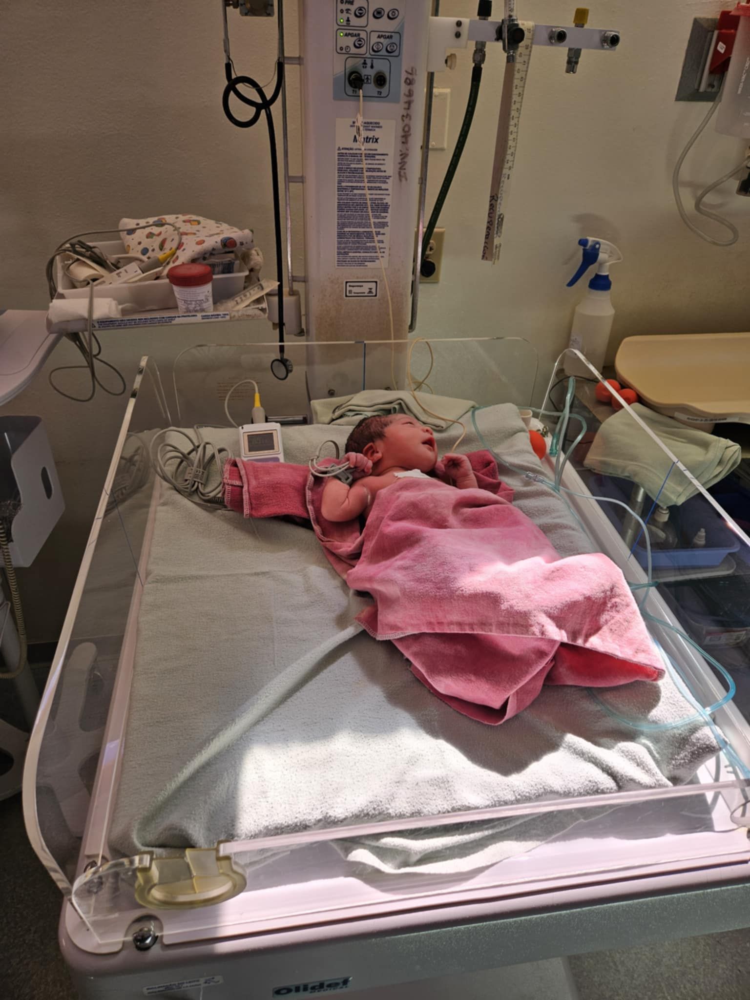 A newborn baby is laying in an incubator in a hospital in Olancho.