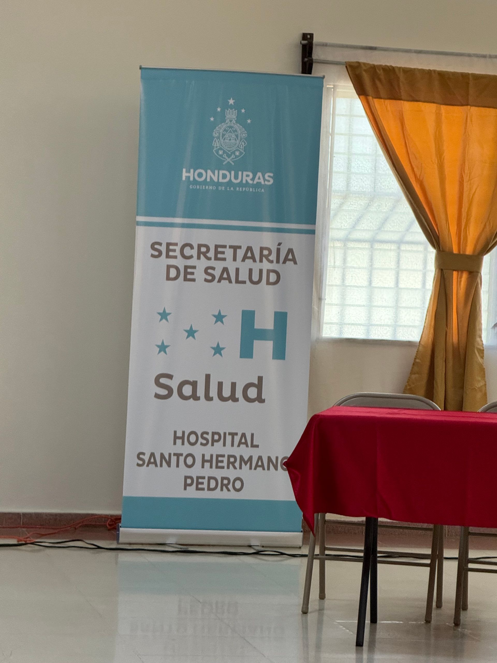 A sign that says secretaria de salud hospital santo hermano pedro