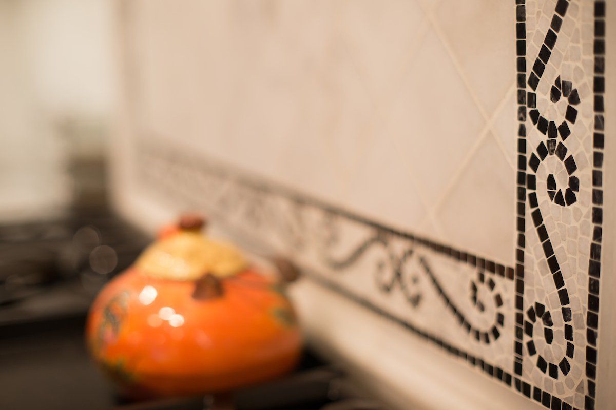 Brushed Imperial Blend Tile Backsplash with Mosaic