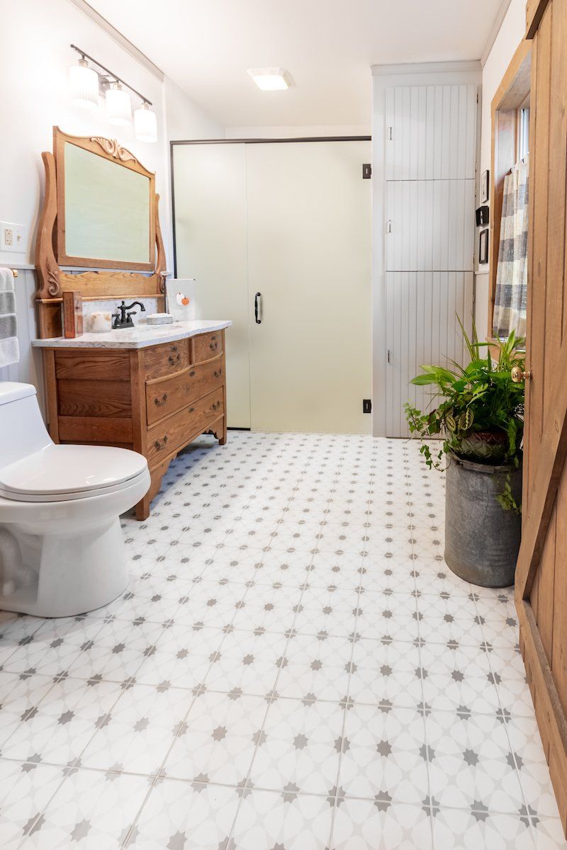 Pietra Silestone Vanity Top, Kenzzi Zoudia Floor Tile, Armonie Piccadilly Bianco Matte Shower Wall