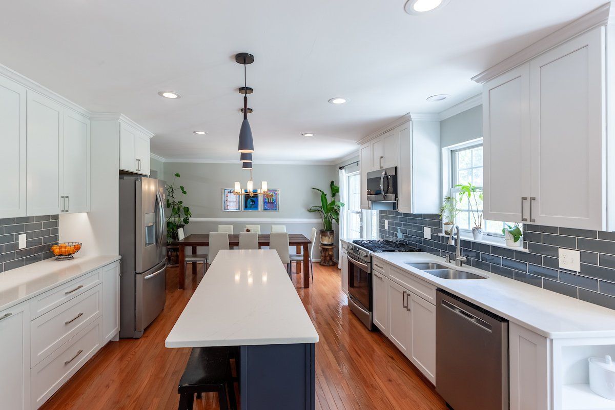 Mix and matching cabinet colors! Painted Linen Waypoint Perimeter Cabinets, Painted Navy Waypoint Island , Calacatta Alto Q Quartz Countertops