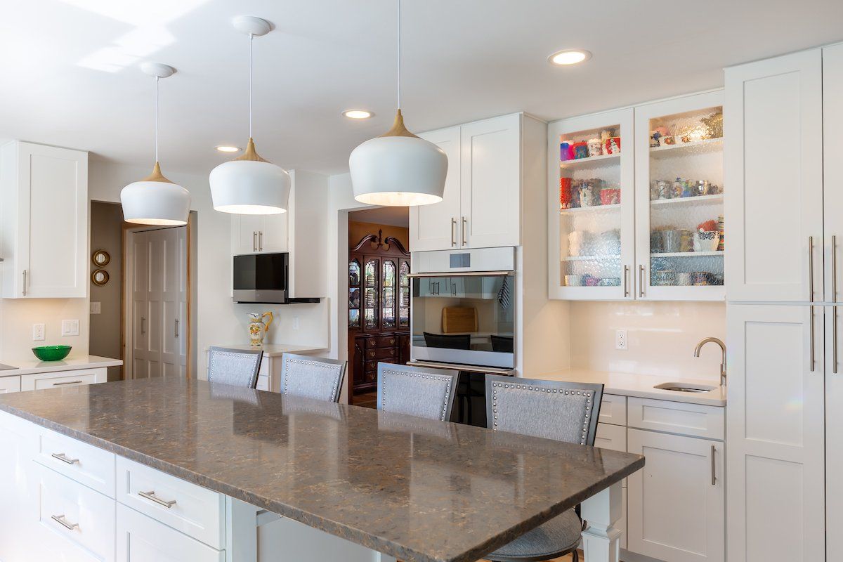 Copper Mist Silestone Island, Stellar White Perimeter Countertops, Painted Linen Waypoint Cabinets