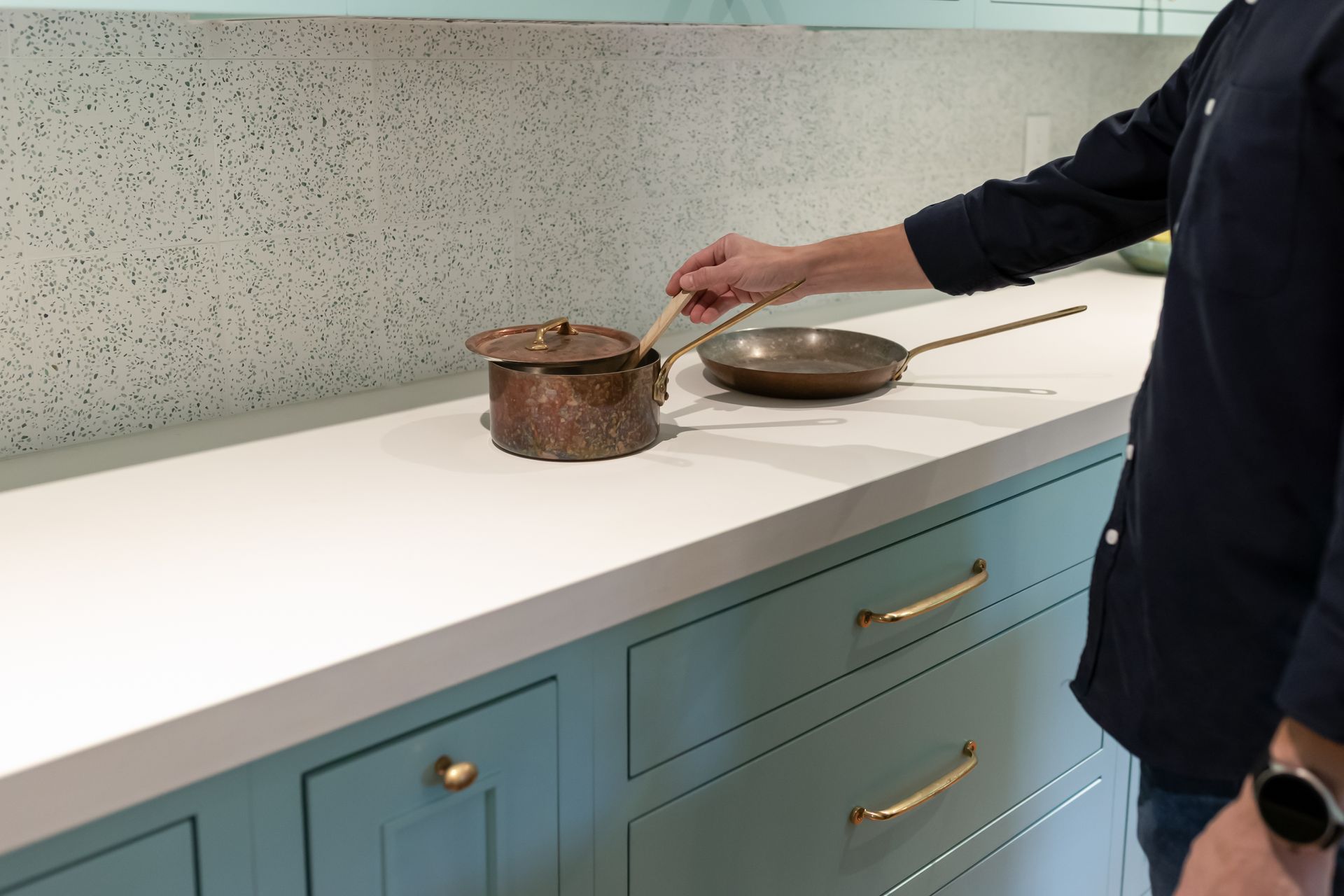 Invisacook 4 Burner Straight Unit and NeoLith Arctic White Satin Perimeter Countertops