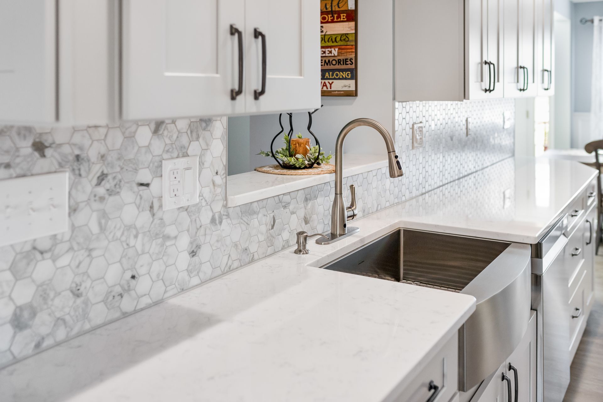 Calacatta Cressa Hexagon Tile Backsplash and Waypoint Painted Harbor Cabinets