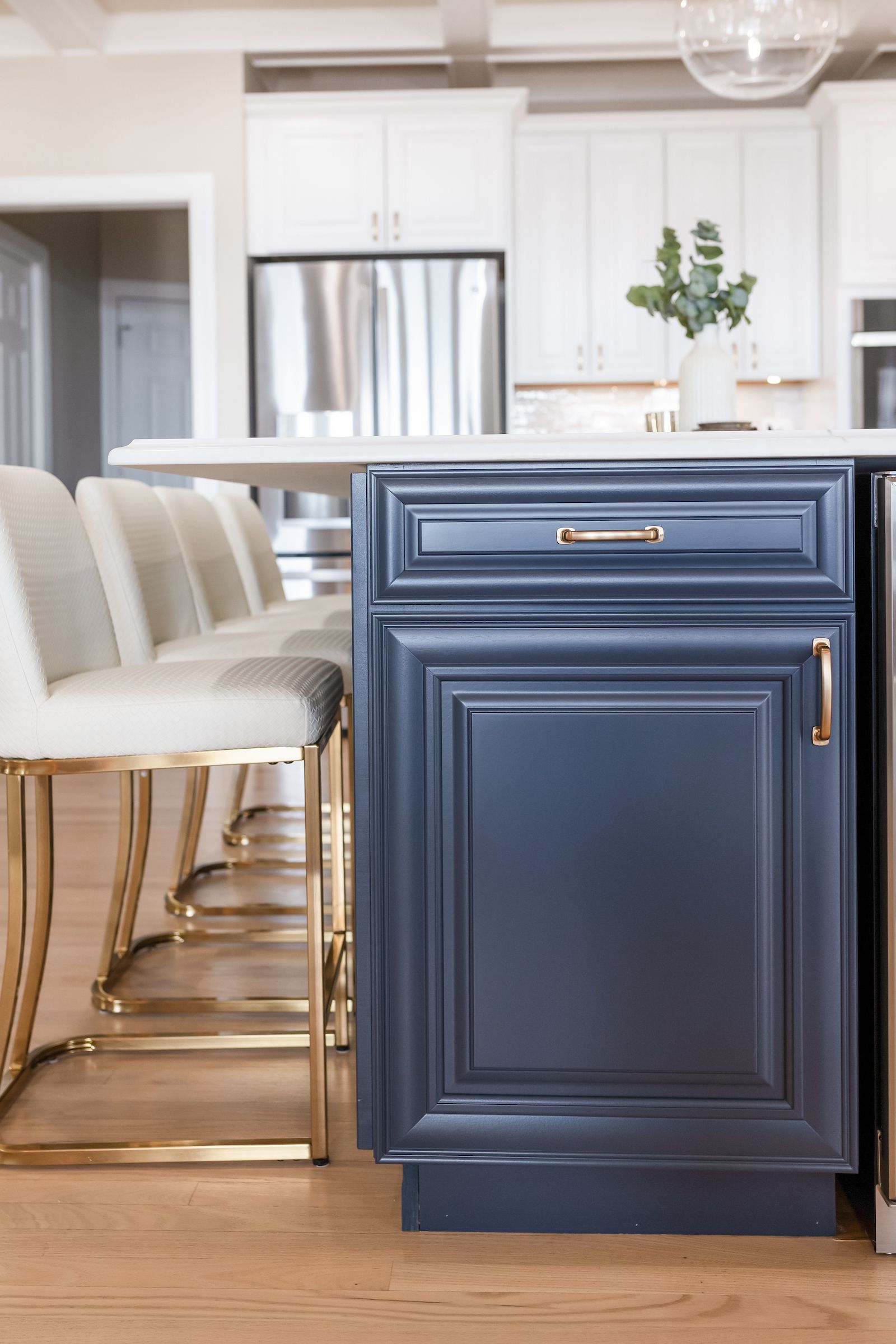 Calacatta Miraggio Cielo Q Quartz Countertops and Waypoint Painted Navy Island Cabinets