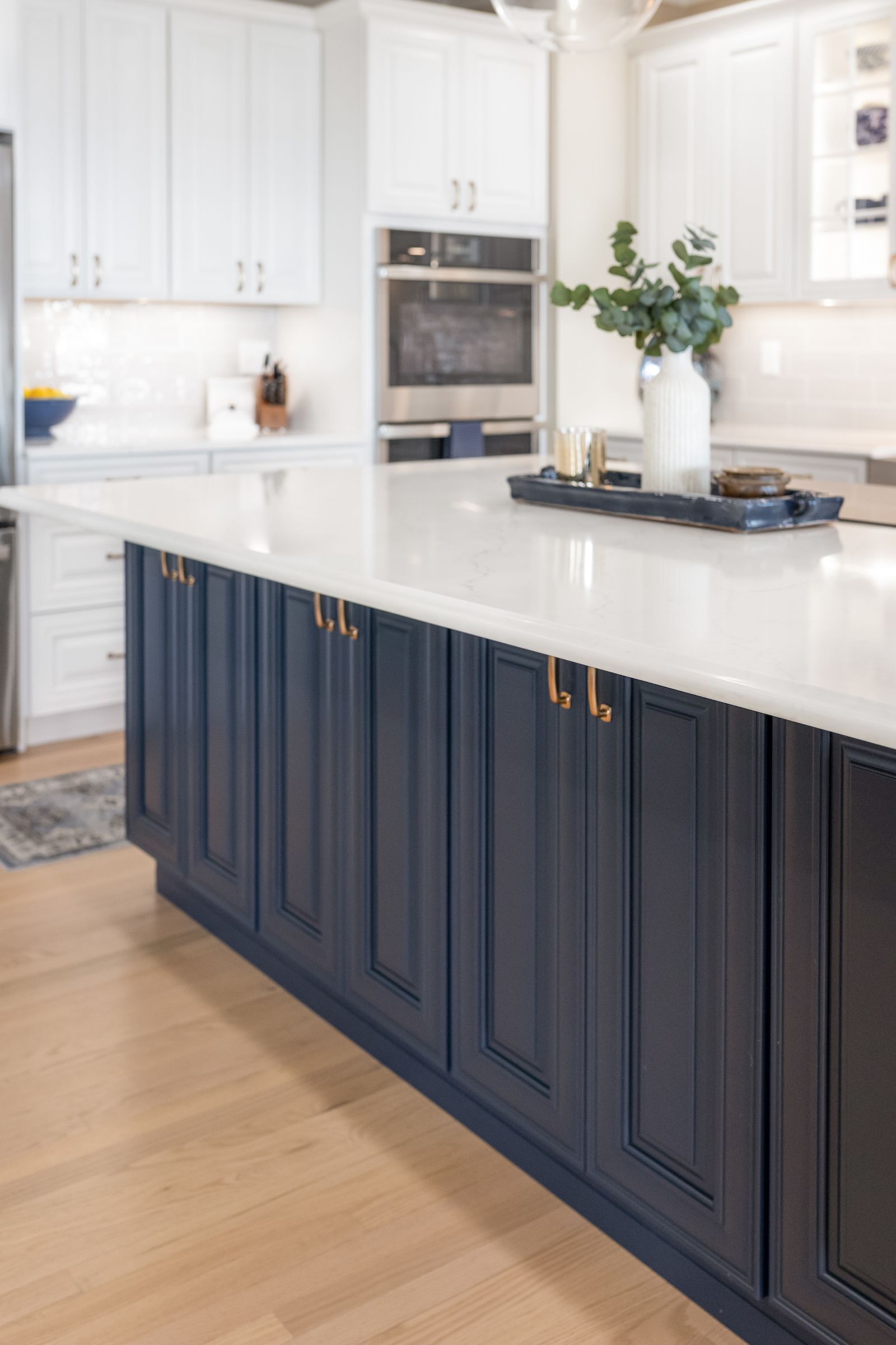 Calacatta Miraggio Cielo Q Quartz Countertops, Waypoint Painted Linen Perimeter Cabinets, and Painted Navy Island Cabinets