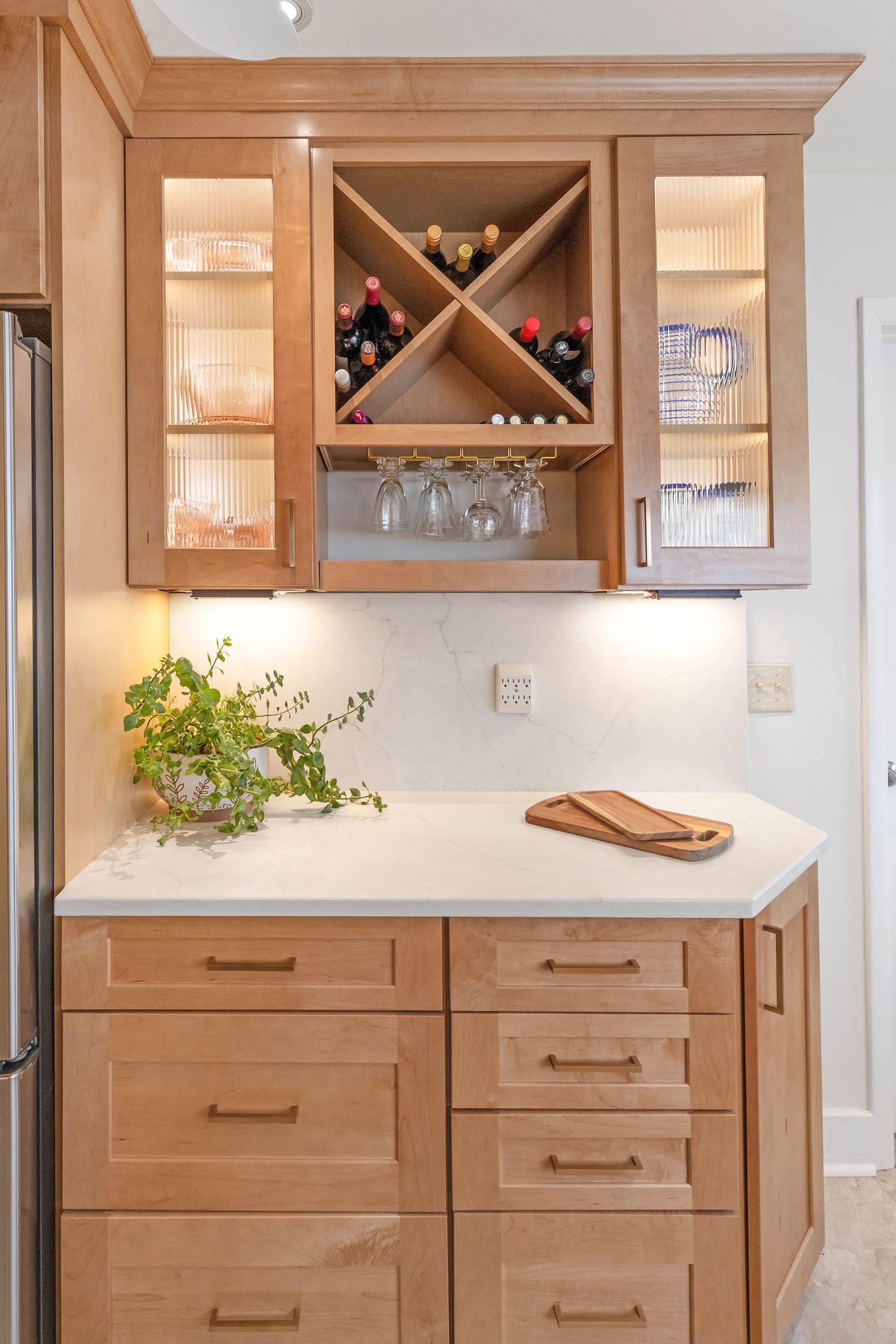 Calacatta Valentin Q Quartz and Waypoint Maple Rye Cabinets