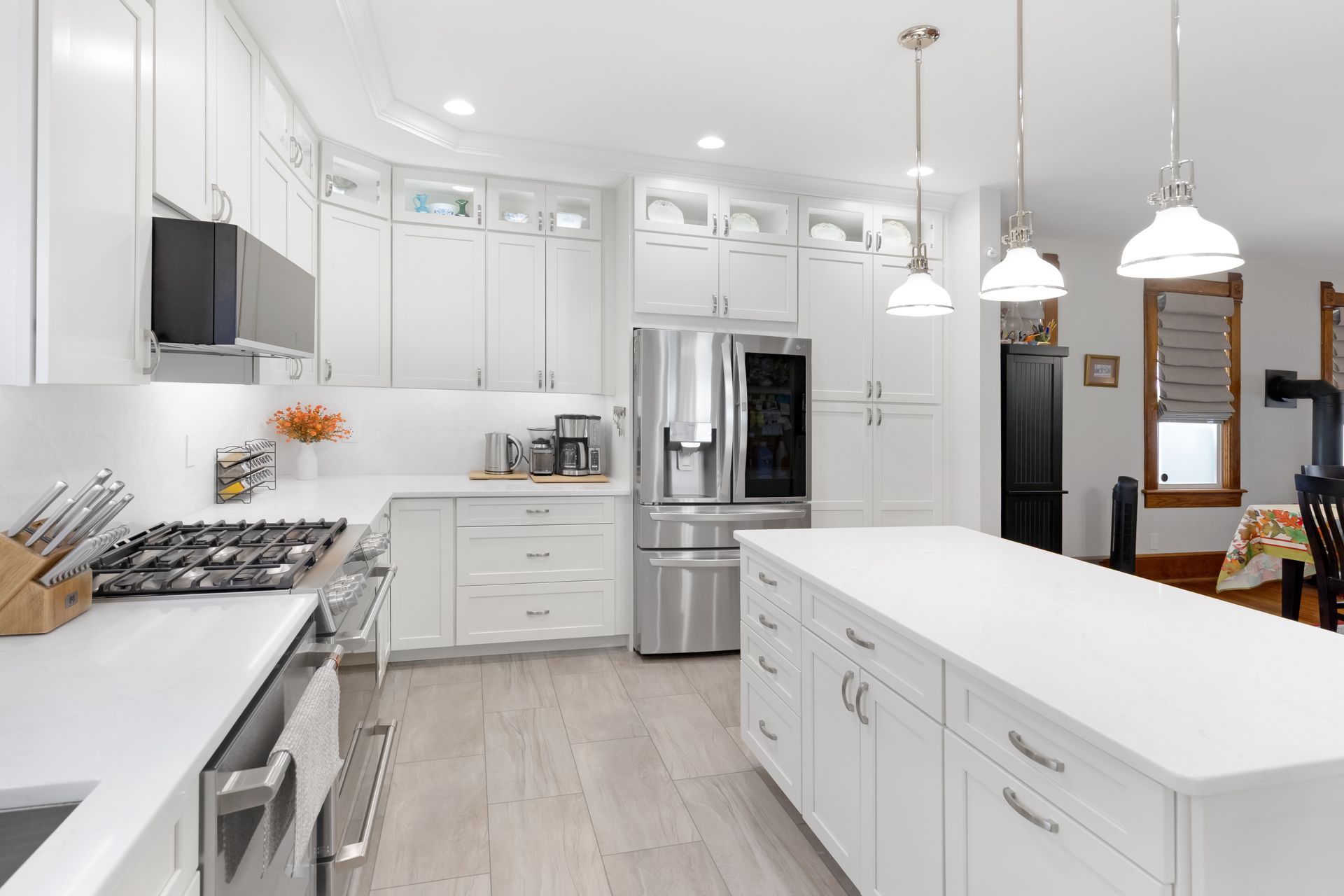 Waypoint Cabinets in Painted Silk and Calacatta Mirragio Duo Countertops 