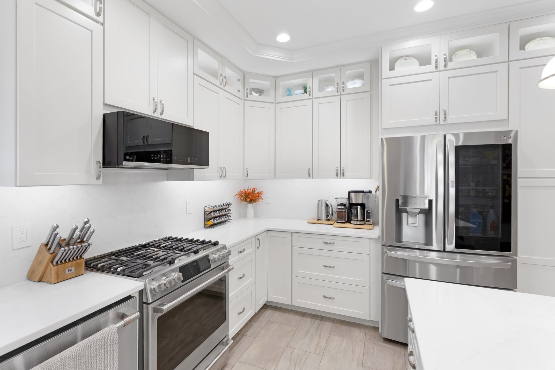 Waypoint Cabinets in Painted Silk and Calacatta Mirragio Duo Countertops 