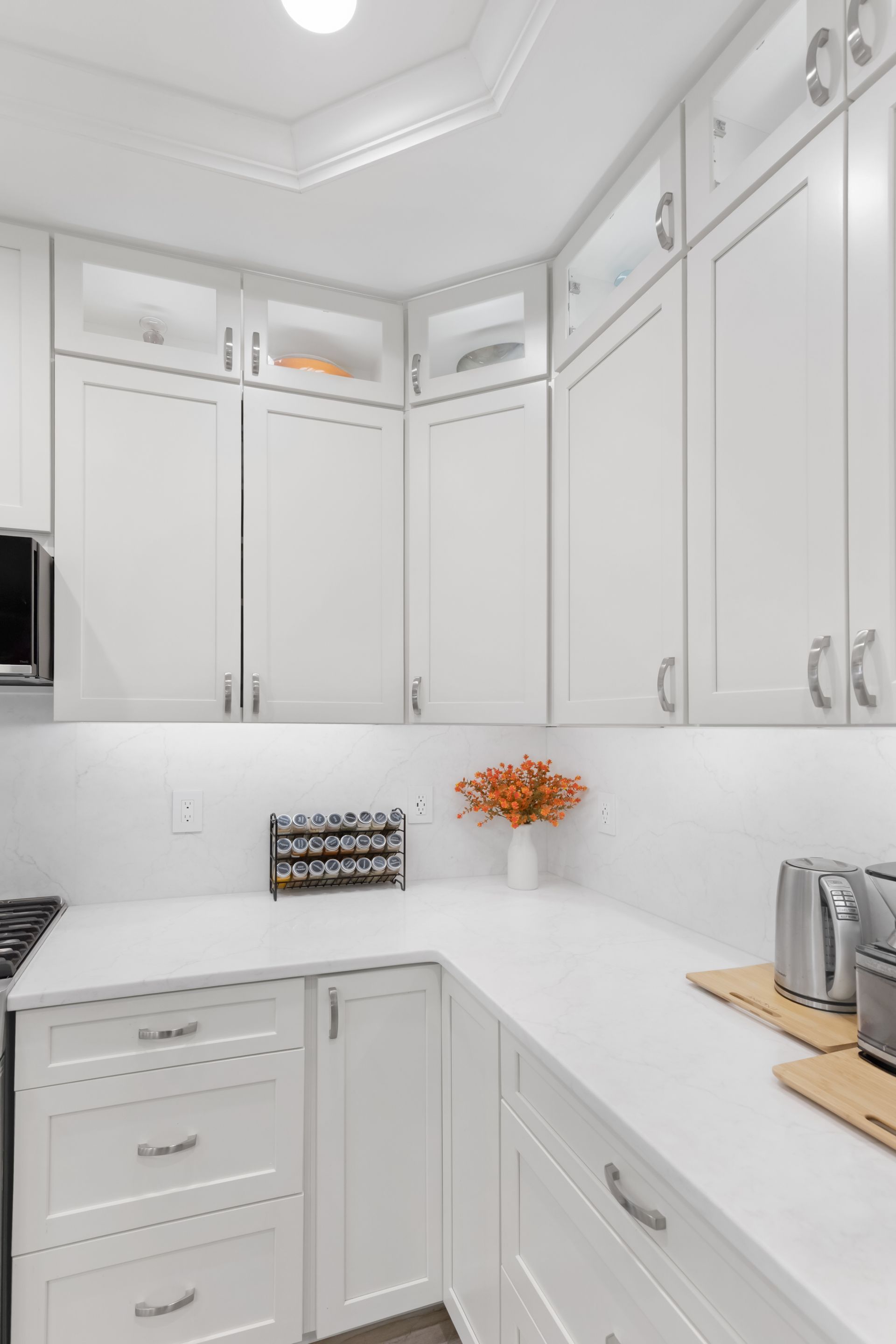 Calacatta Mirragio Duo Countertops and Waypoint Cabinets in Painted Silk