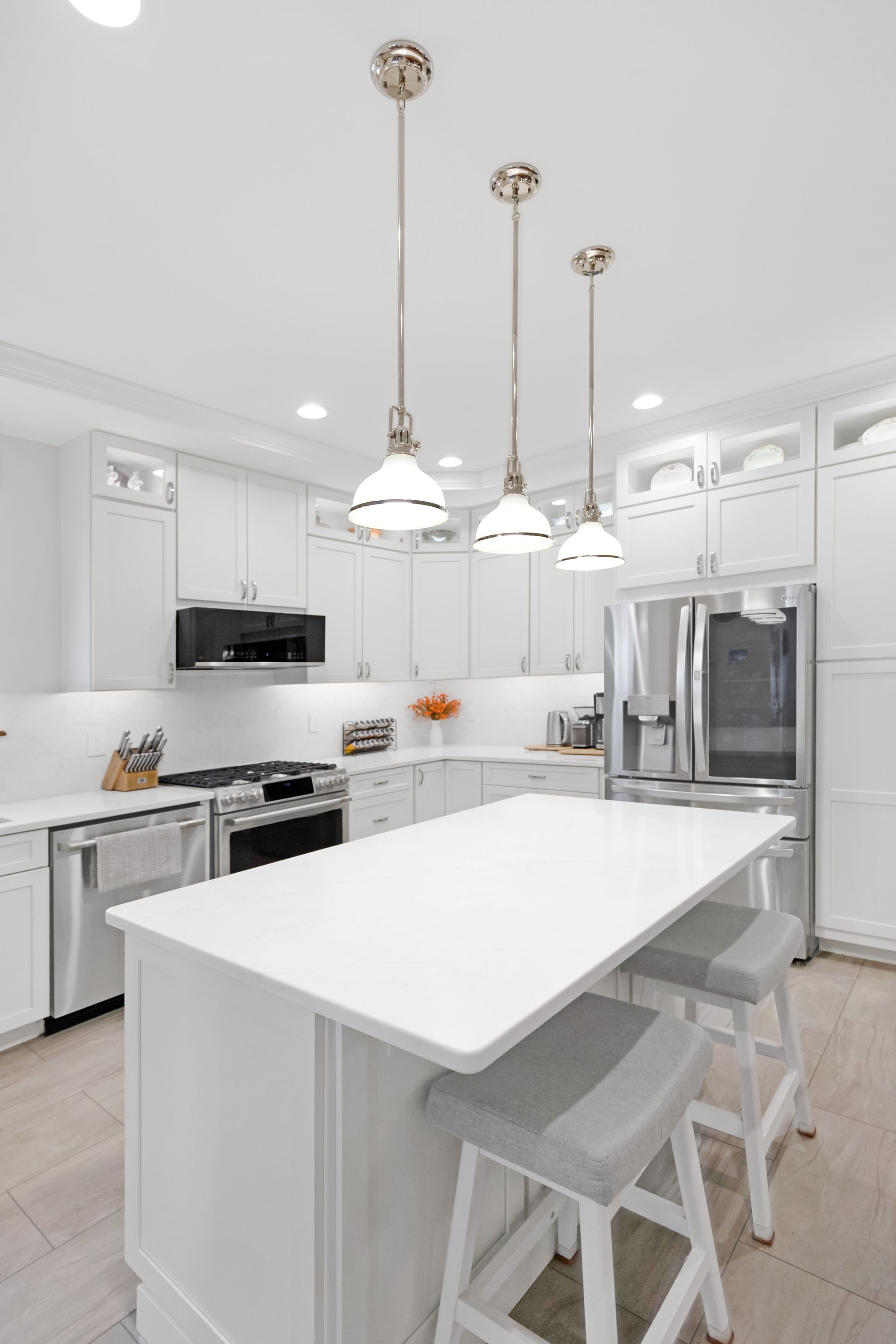 Calacatta Mirragio Duo Countertops and Waypoint Cabinets in Painted Silk