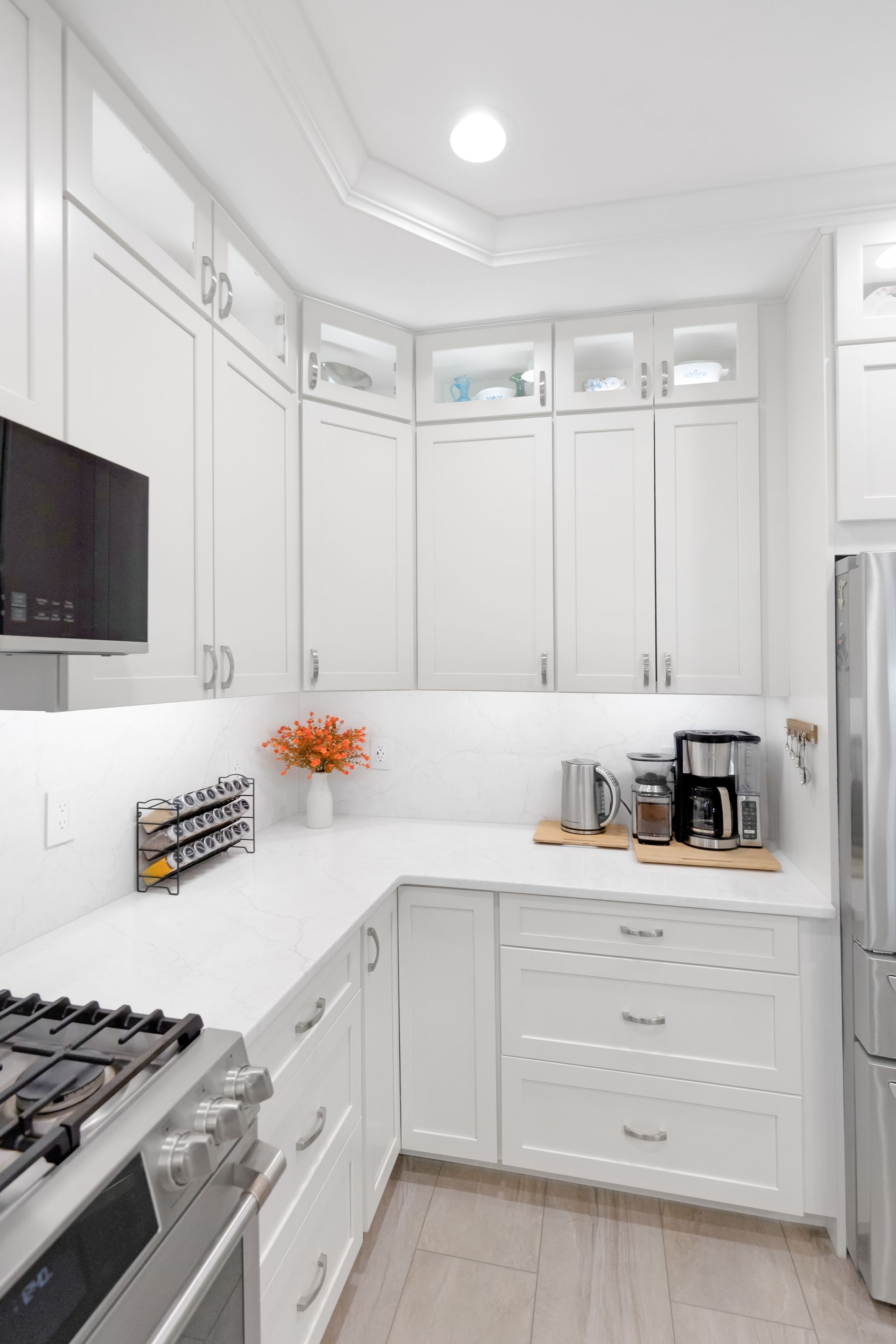 Waypoint Cabinets in Painted Silk and Calacatta Mirragio Duo Countertops 
