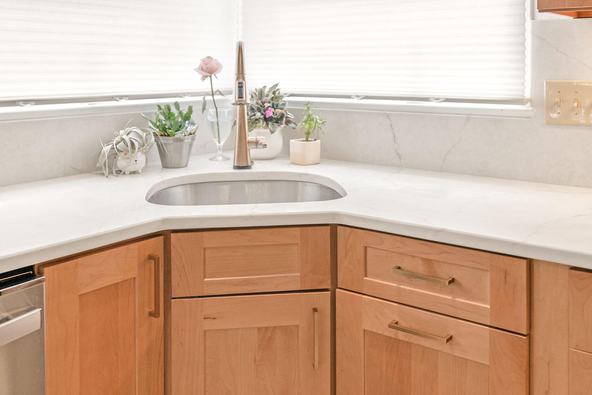 Calacatta Valentin Q Quartz and Waypoint Maple Rye Cabinets