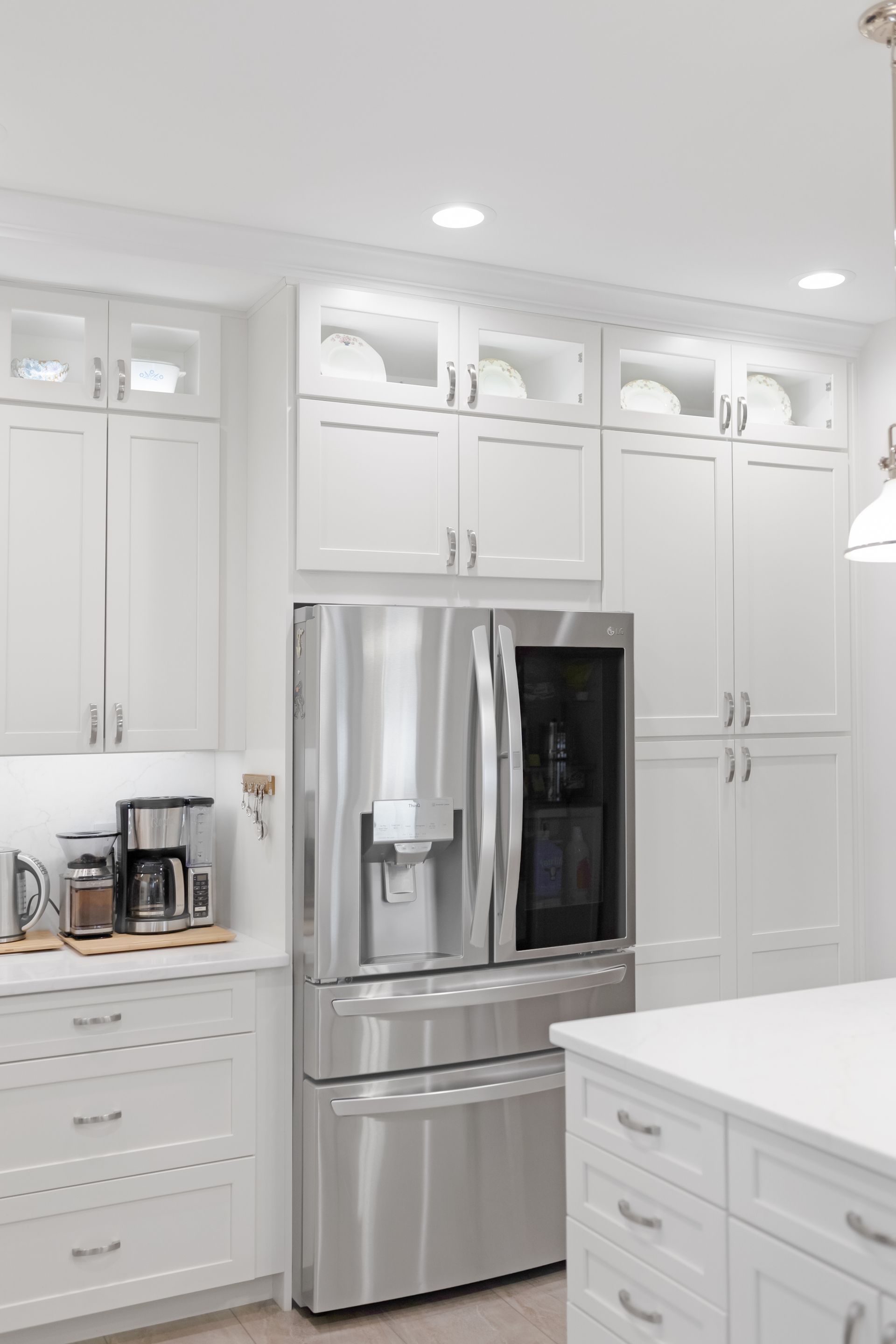 Waypoint Cabinets in Painted Silk and Calacatta Mirragio Duo Countertops 