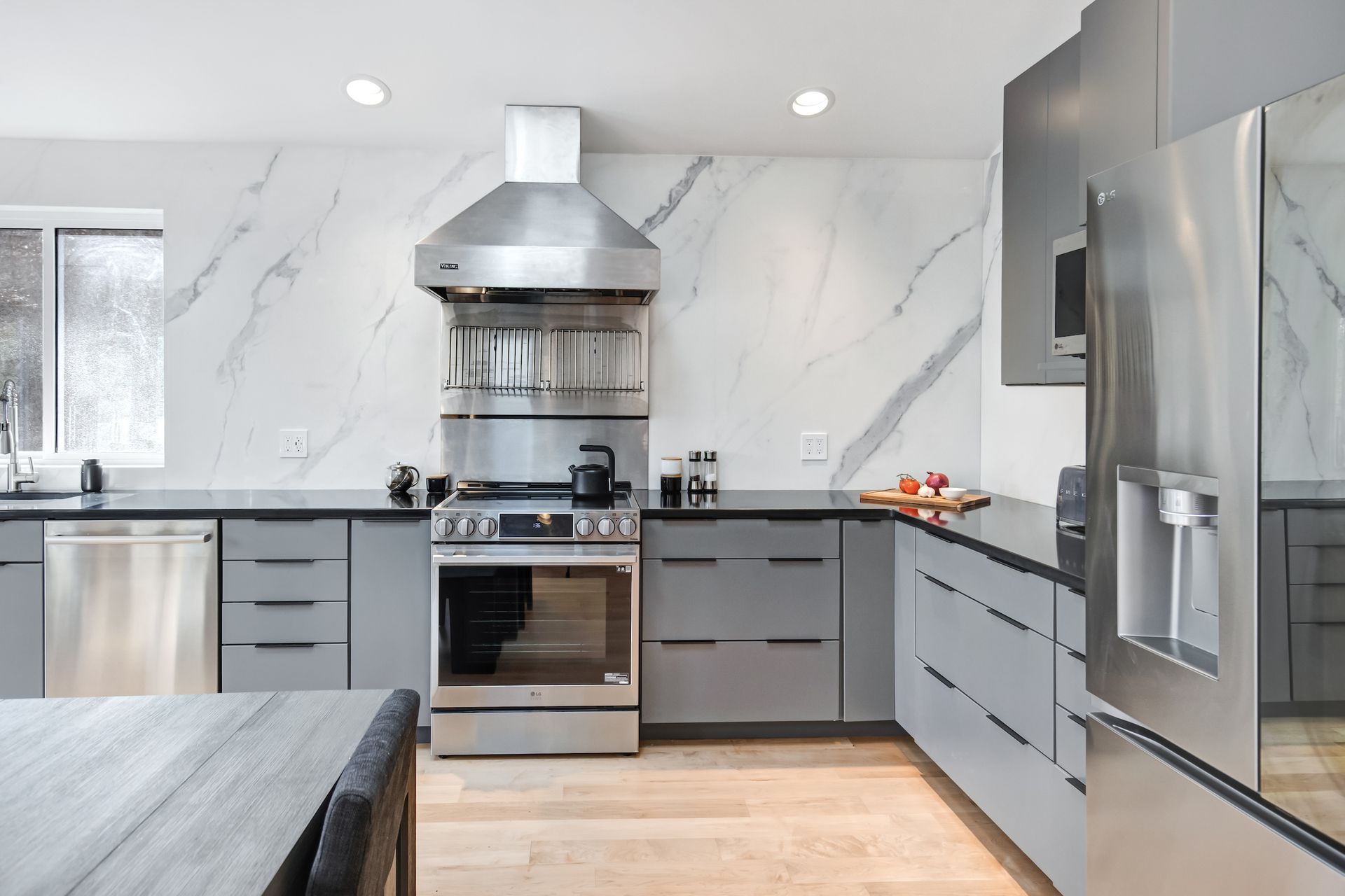 Waypoint 530 Painted Boulder Cabinets, Aria White Polished XTONE Full Height Kitchen Splash, and Tebas Black Silestone Countertops