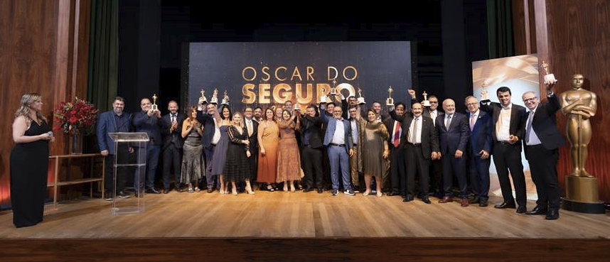 No palco do teatro do Copacabana Palace, os vencedores do Oscar do Seguro 2023/24 – Foto: Bruno Patr
