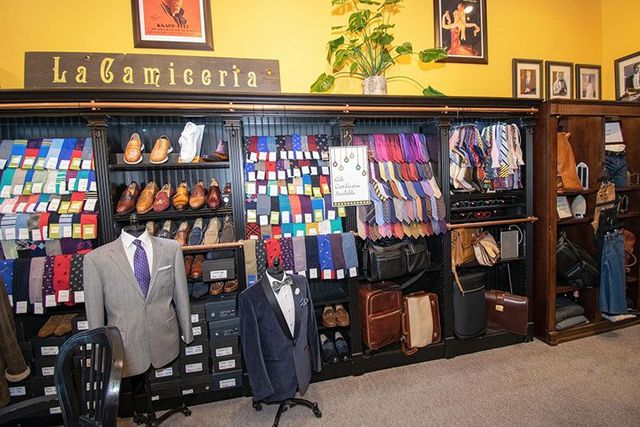 A store with a sign that says la camiceria
