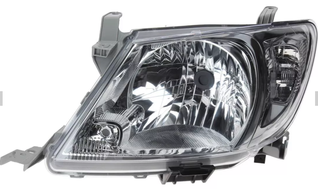 Conjunto de faros delanteros cromados para automóvil con lente transparente y carcasa reflectante sobre fondo blanco.