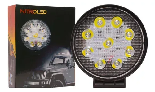 Luz LED redonda todoterreno NitroLED con caja de embalaje sobre fondo negro.