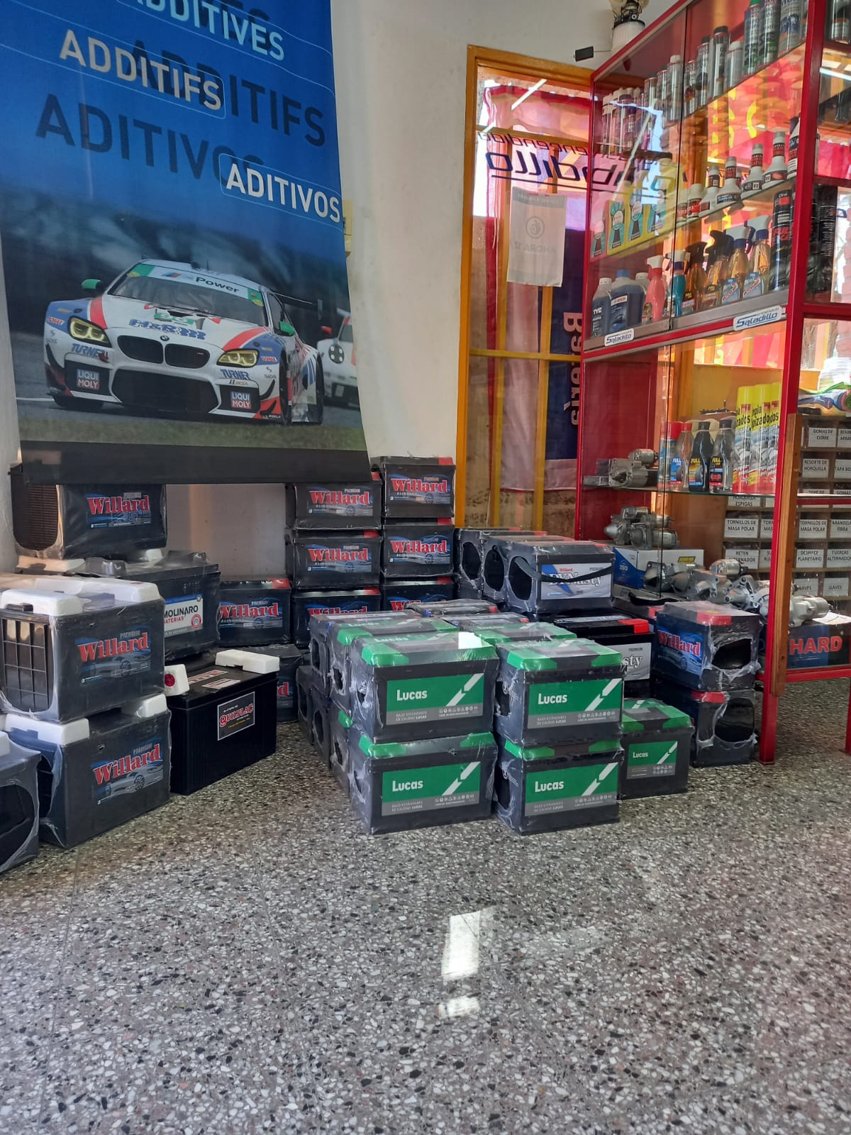 Exhibidor de una tienda de autopartes con cajas de productos